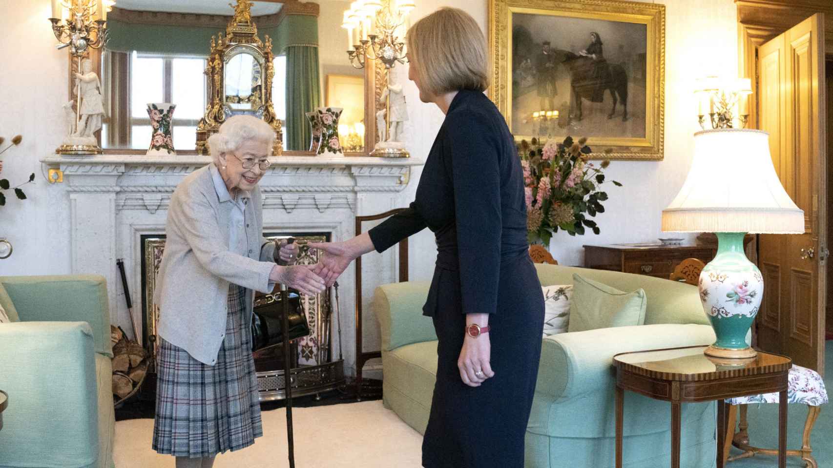 La reina Isabel II recibe a la primera ministra británica Liz Truss