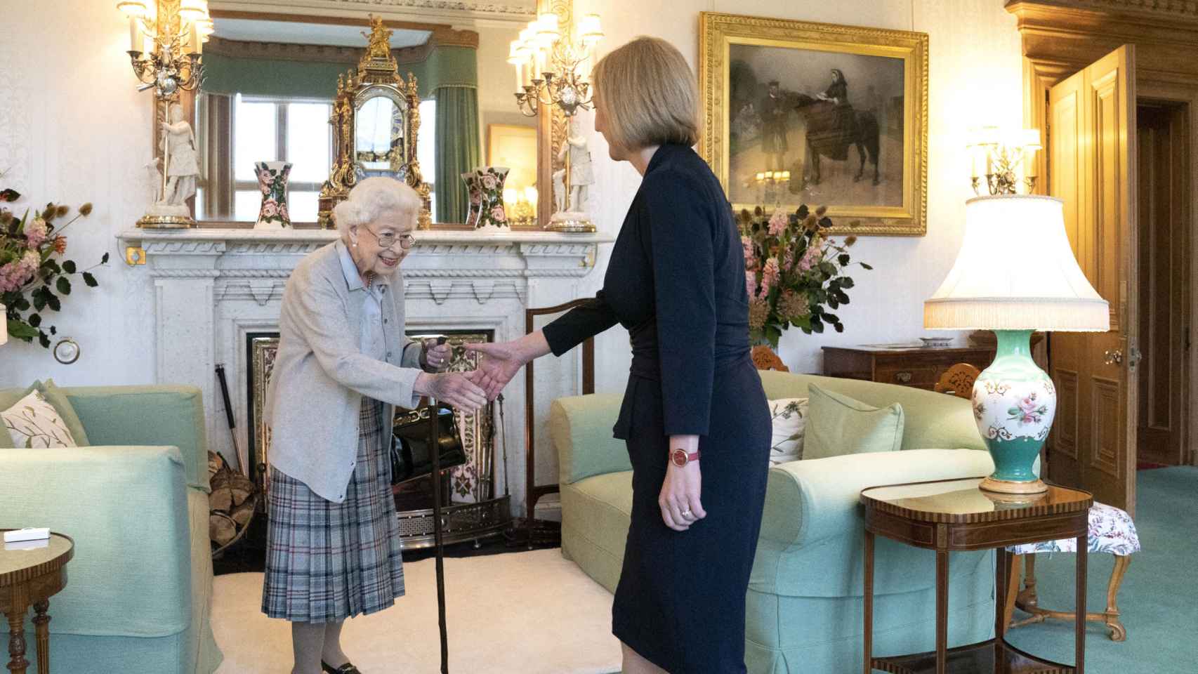 La reina Isabel II recibe a la primera ministra británica Liz Truss