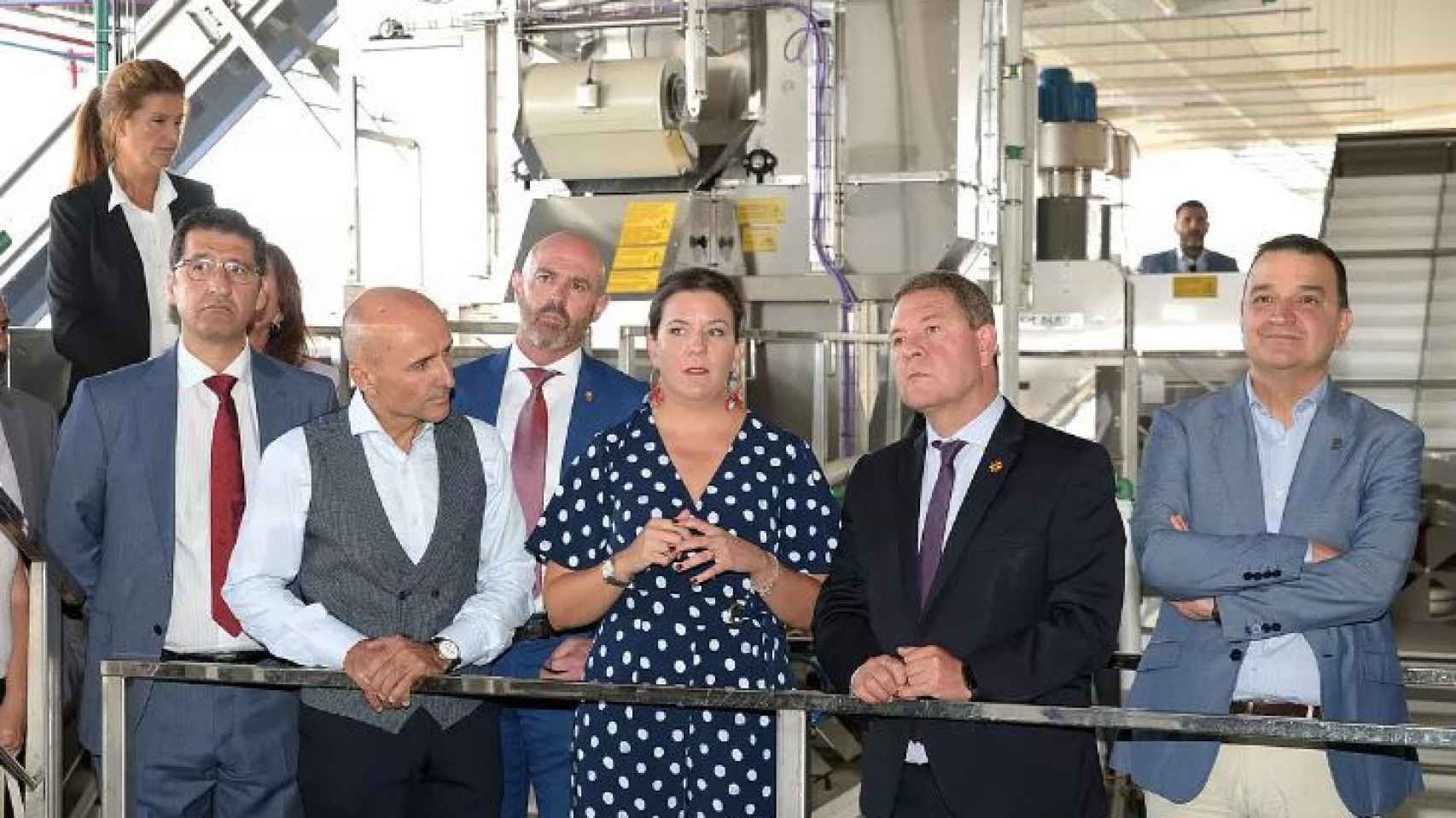 Los representantes del Gobierno regional, durante su visita a la planta de Argamasilla.