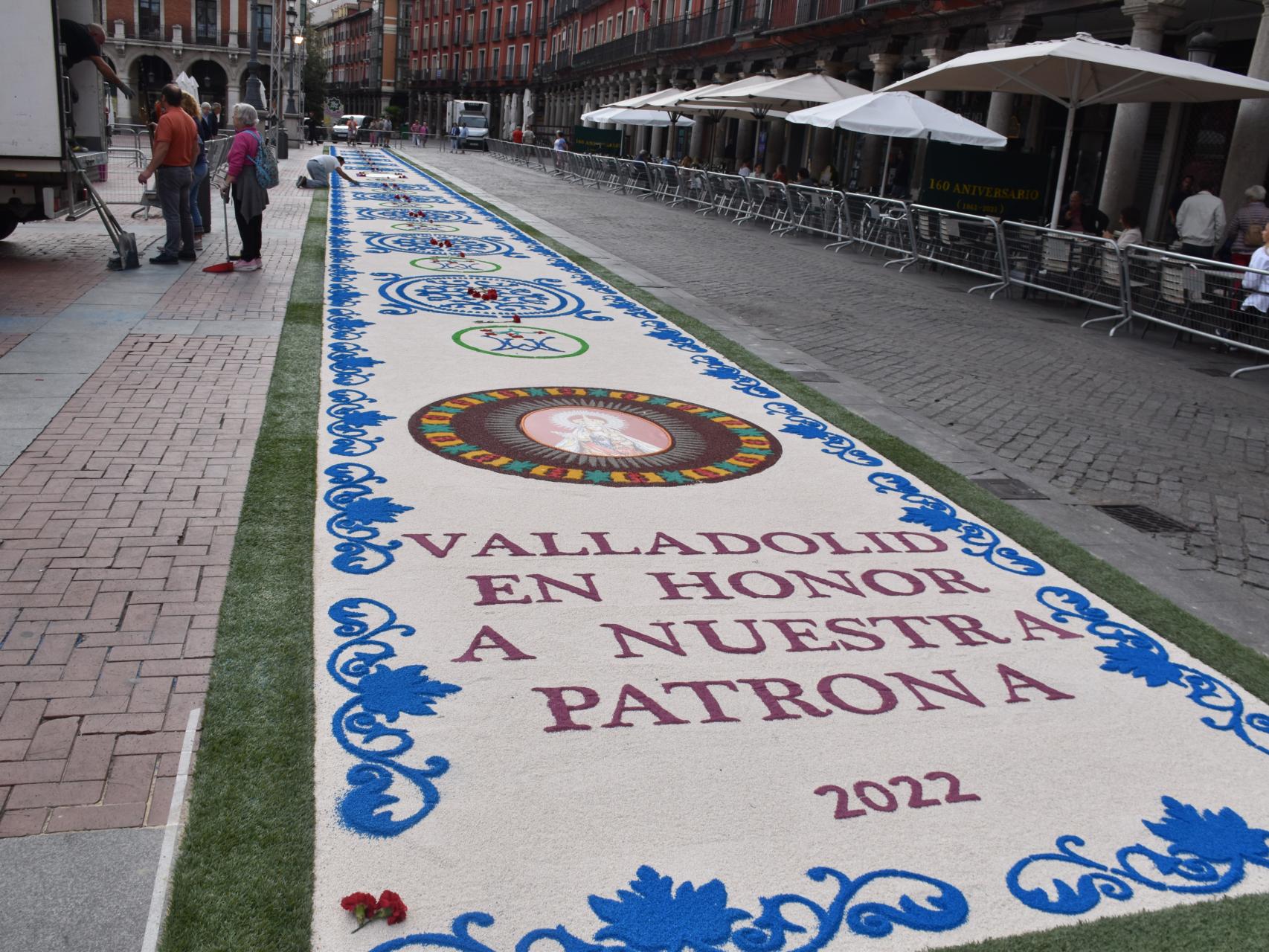 La alfombra de 80 metros que atraviesa la Plaza Mayor de Valladolid