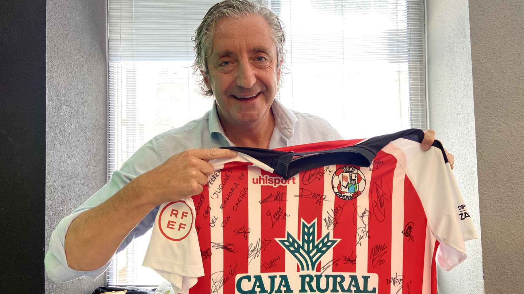 Josep Pedrerol con la nueva camiseta del Zamora CF