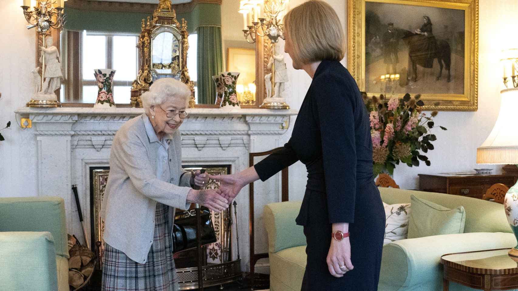 La reina Isabel II en su última aparición pública, junto a la primera ministra británica.