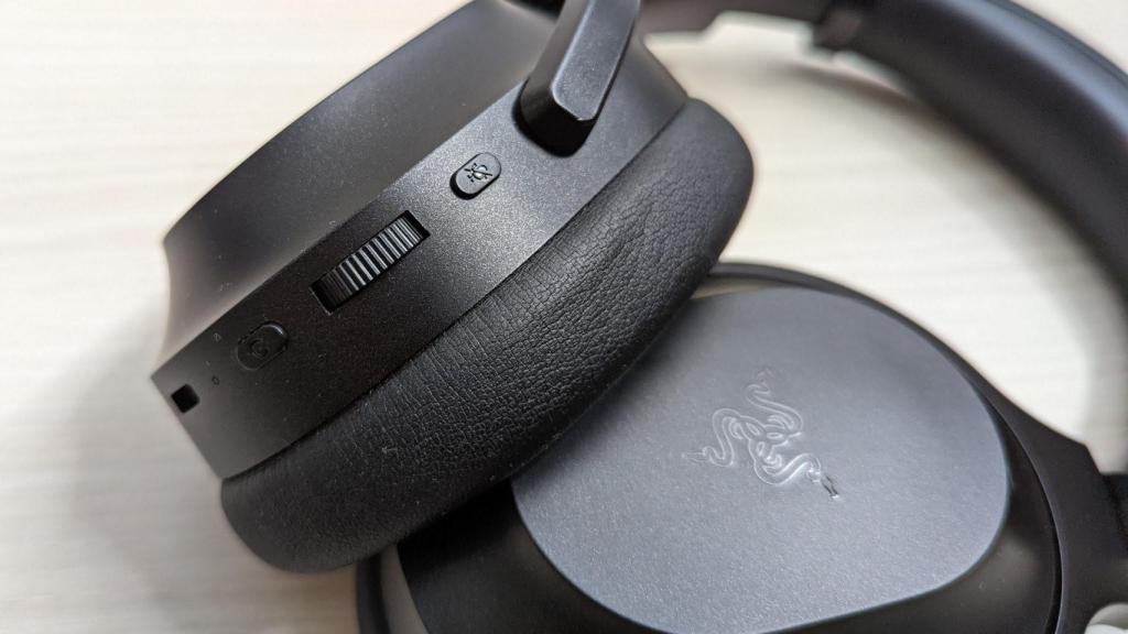 El Razer Barracuda Pro tiene controles físicos en los auriculares