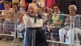 Una mujer mayor arrasa en la Feria de Albacete con su enérgico baile: Eso es arte