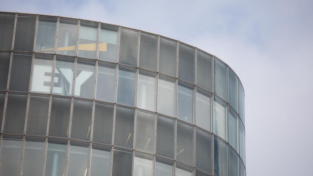 Logo de EY en las oficinas de Düsseldorf (Alemania)