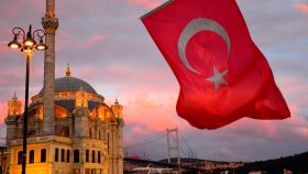 Una bandera de Turquía ondea en Estambul.