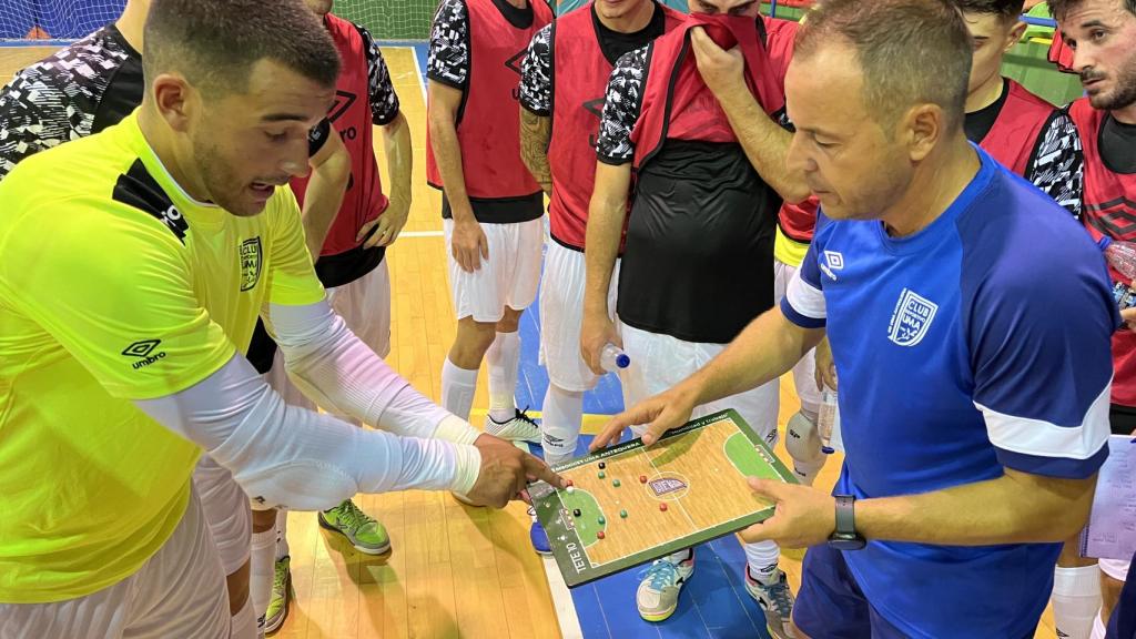 Tete dirige a los jugadores del BeSoccer UMA Antequera durante la pretemporada