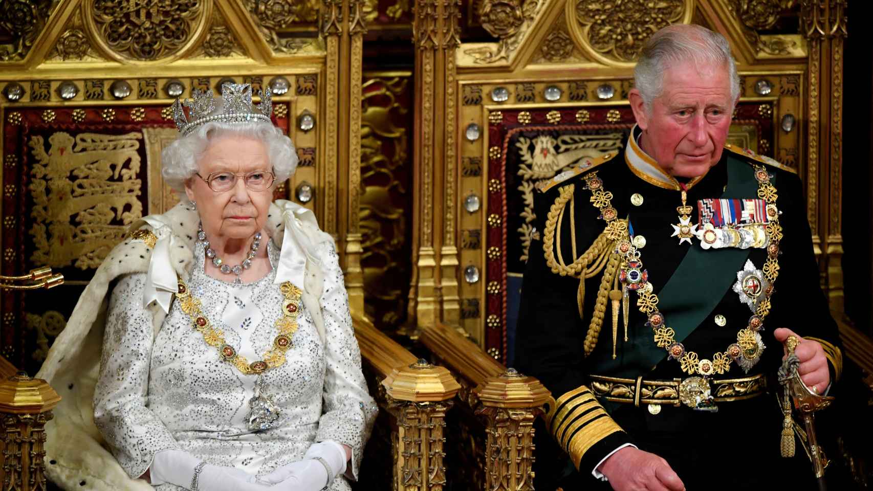 La reina Isabel II, junto a su hijo, el príncipe Carlos, en un acto en 2019.