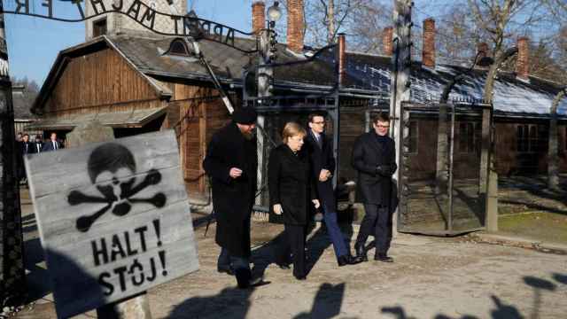 Angela Merkel con Morawiecki en su primera visita al campo de concentración de Auschwitz, en 2019.