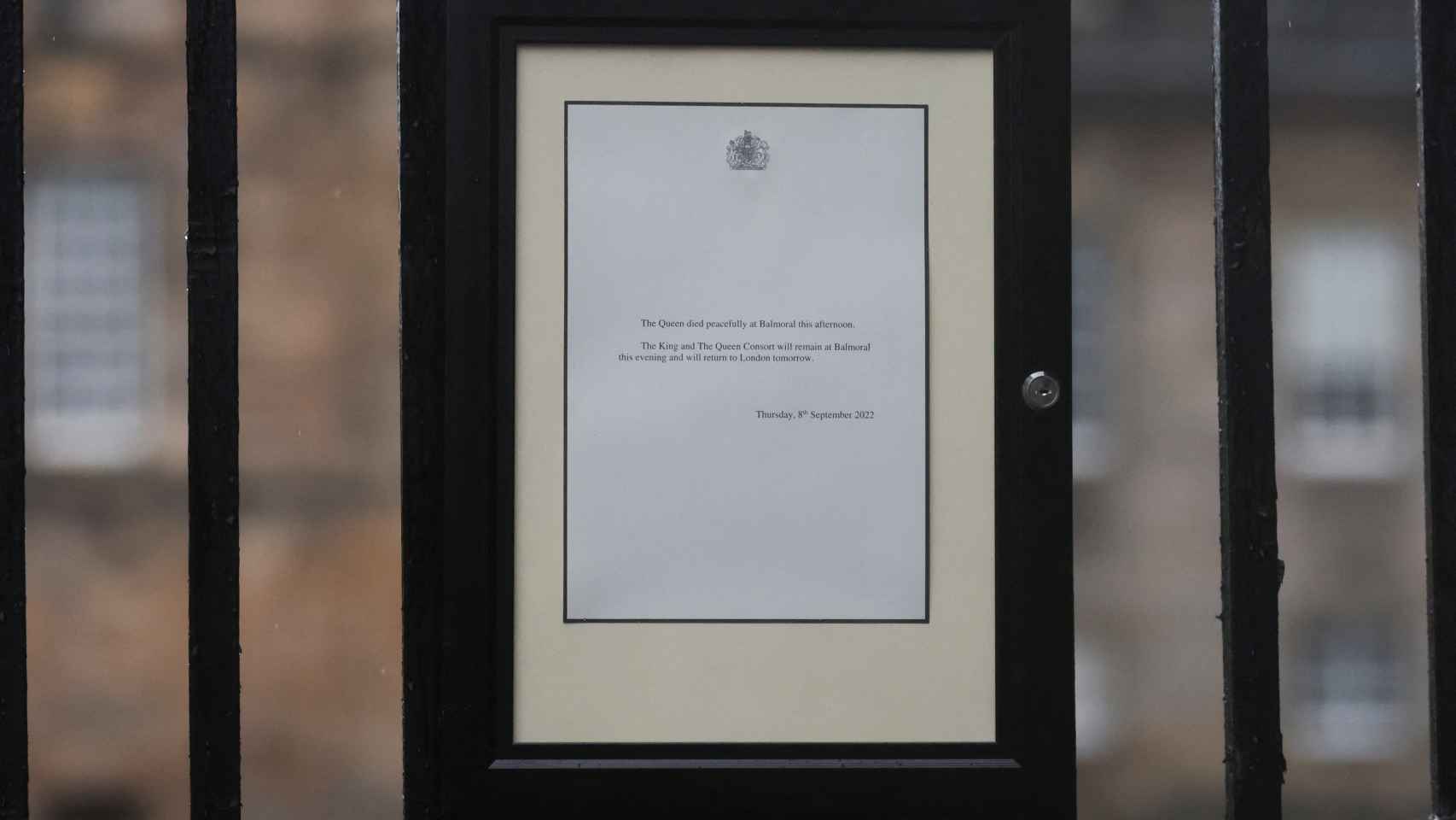 El cartel que anuncia la muerte de la reina Isabel II en la puerta del palacio de Holyroodhouse.