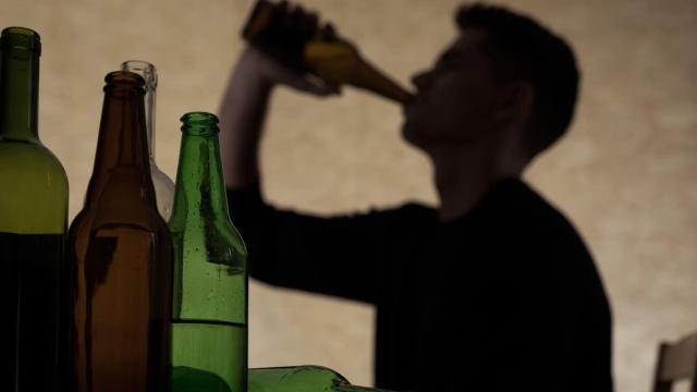 Adolescente consumiendo una bebida alcohólica.