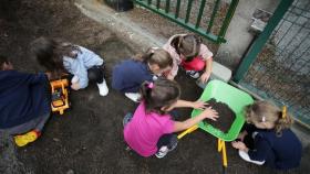 Alumnos juegan en el CEIP Eduardo Cela Vila de Triacastela, a 8 de septiembre de 2022 en Triacastela (Lugo).