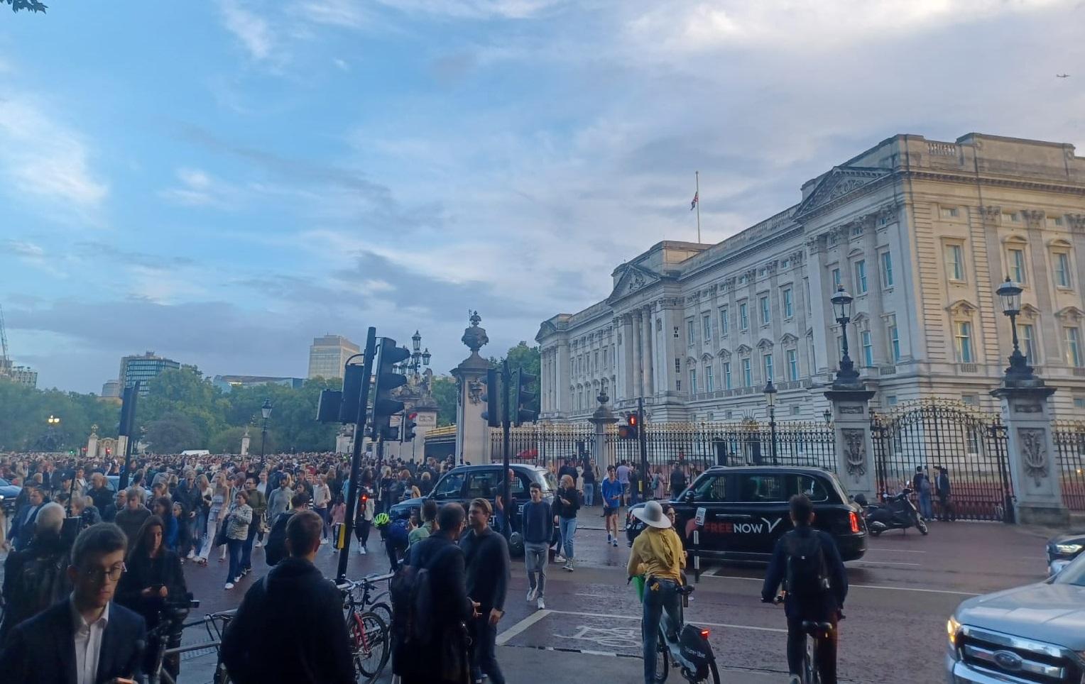 Así estaban las inmediaciones de Buckingham Palace justo después de anunciarse la muerte de Isabel II (Cedida).