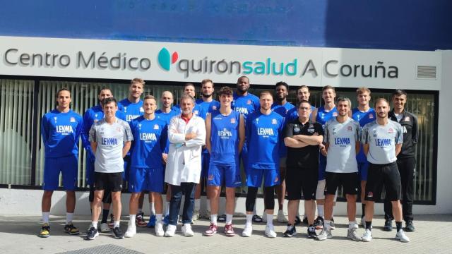 Jugadores del Leyma Coruña a las puertas del centro Quirónsalud de A Coruña.