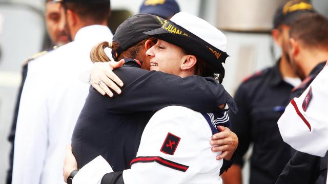 Dos tripulantes de la fragata se abrazan a su llegada a la Estación Naval de la Graña