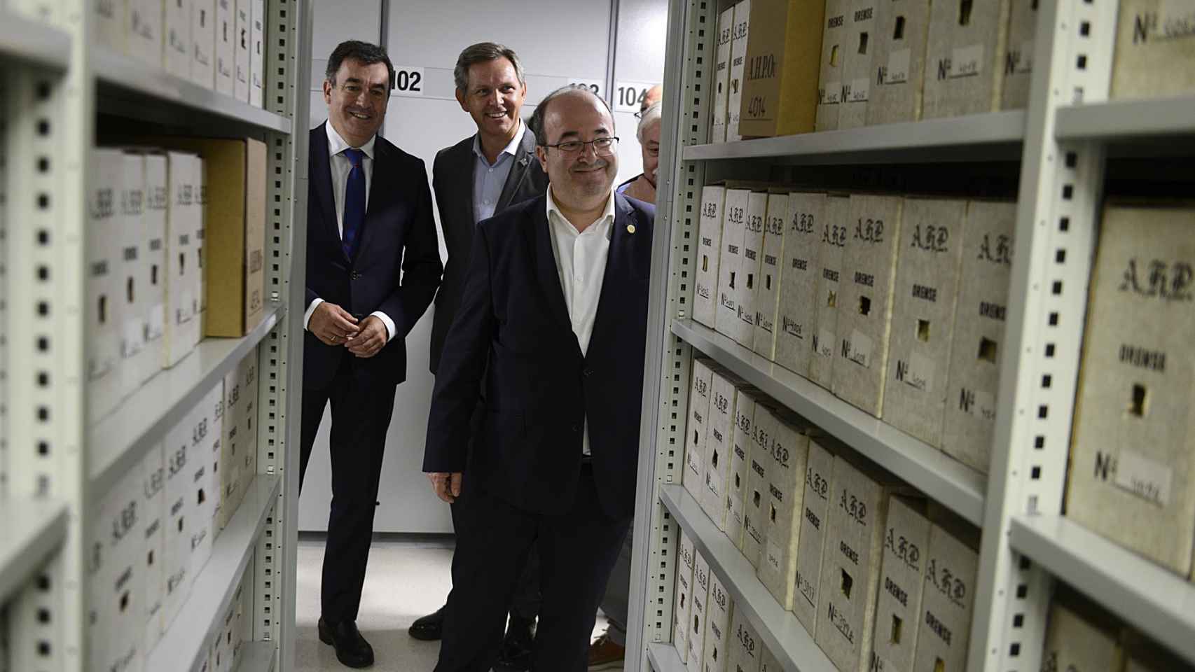 El ministro de Cultura y Deporte, Miquel Iceta (d), durante su visita al Archivo Histórico Provincial de Ourense.