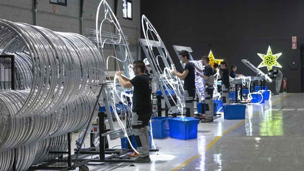 Proceso de montaje de la ornamentación navideña en la nave de Ximénez.