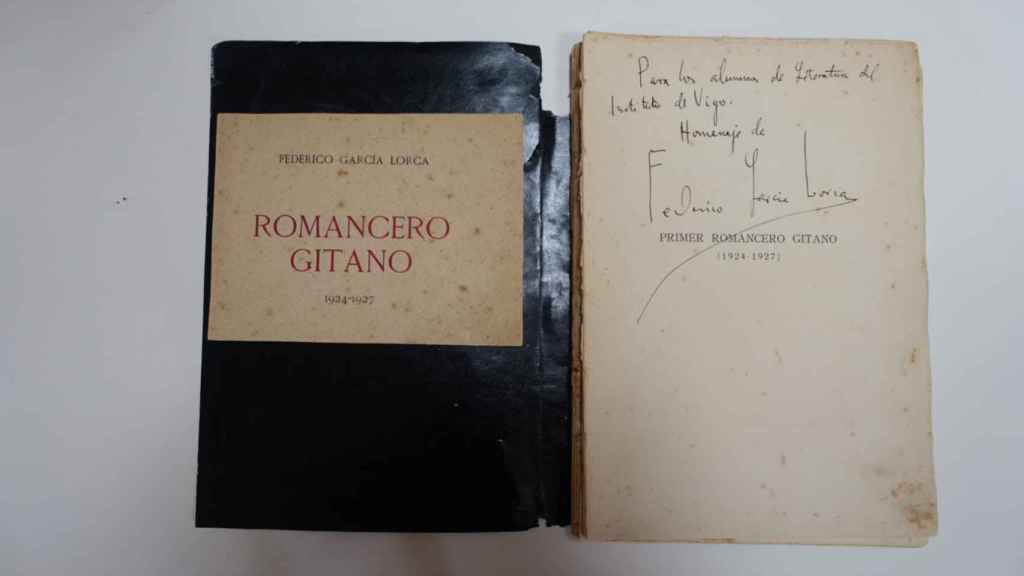 Ejemplar del Romancero Gitano dedicado y firmado por Federico García Lorca.