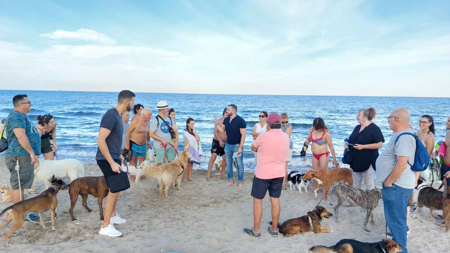 Rafa Mas (Compromís) en compañía de usuarios en la reunión por las mejoras de la playa canina de Alicante.