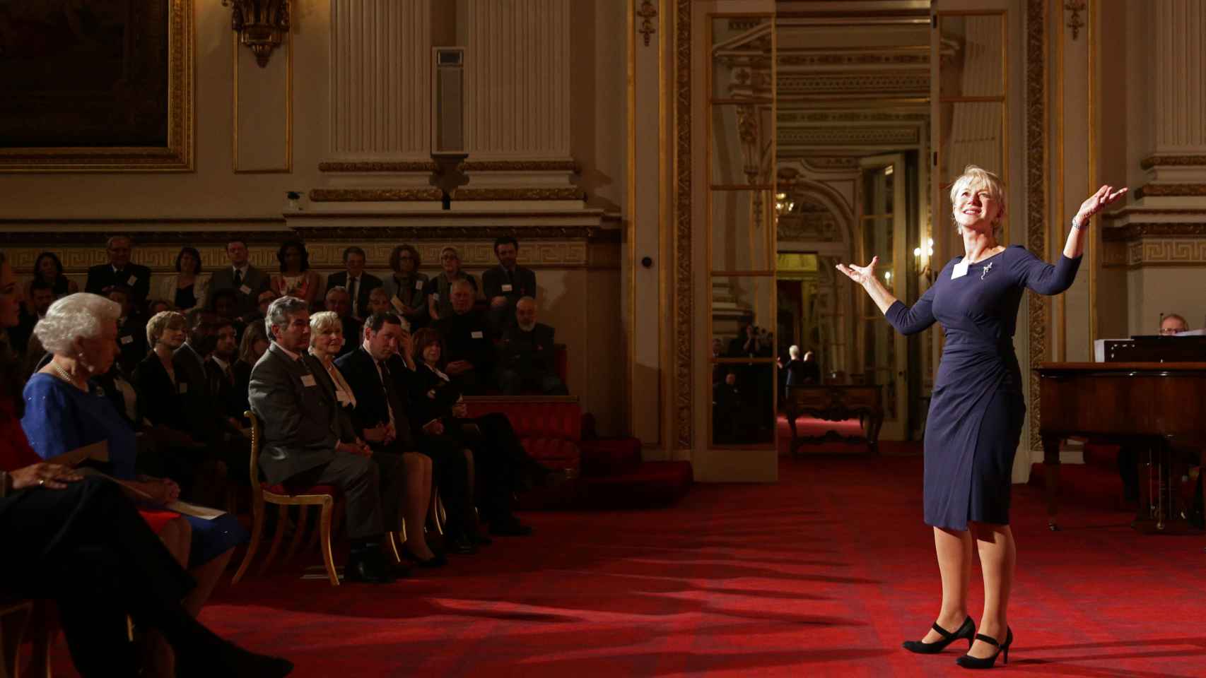 Una audiencia entre Helen Mirren e Isabel II, en 2014.