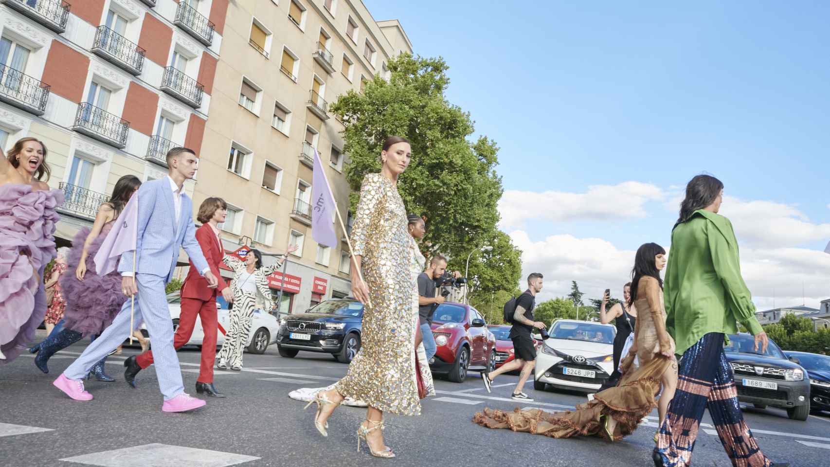 Desfile en plena calle de las modelos en el paseo de la Infanta Isabel.