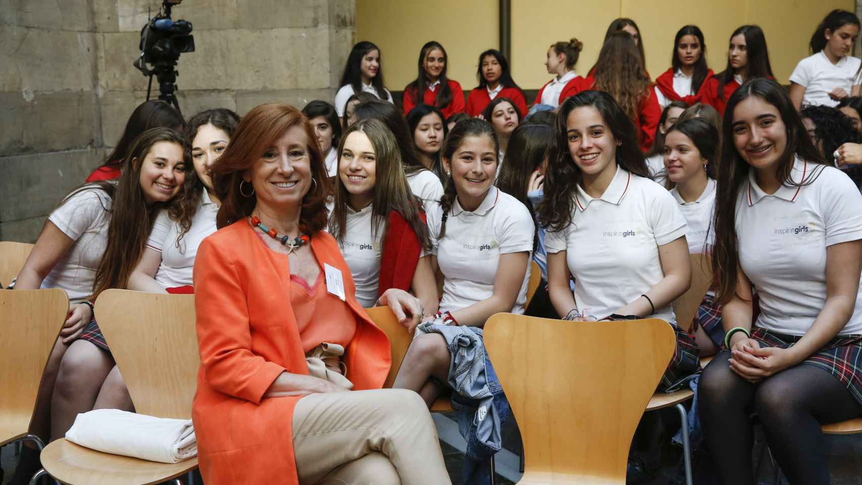 Marta Pérez junto a jóvenes en un evento de Inspiring Girls.