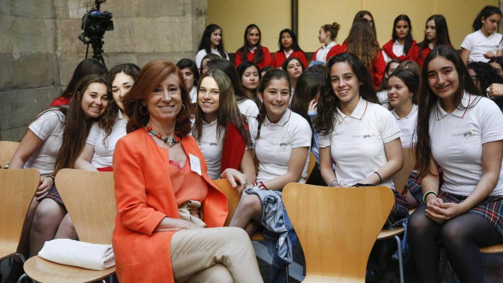 Marta Pérez junto a jóvenes en un evento de Inspiring Girls.