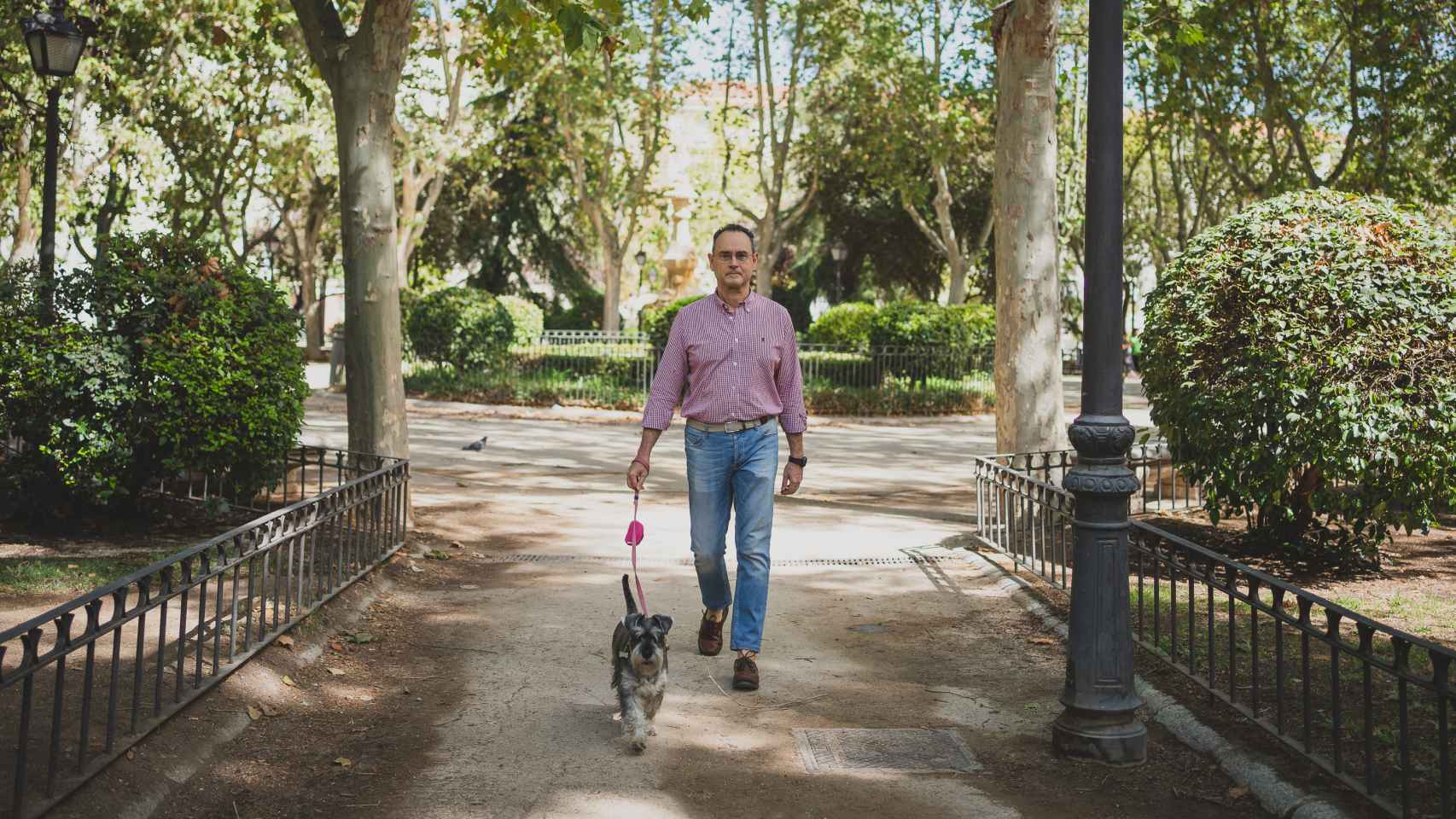 El coronel Pedro Baños pasea por un céntrico parque madrileño con su perra Kyra