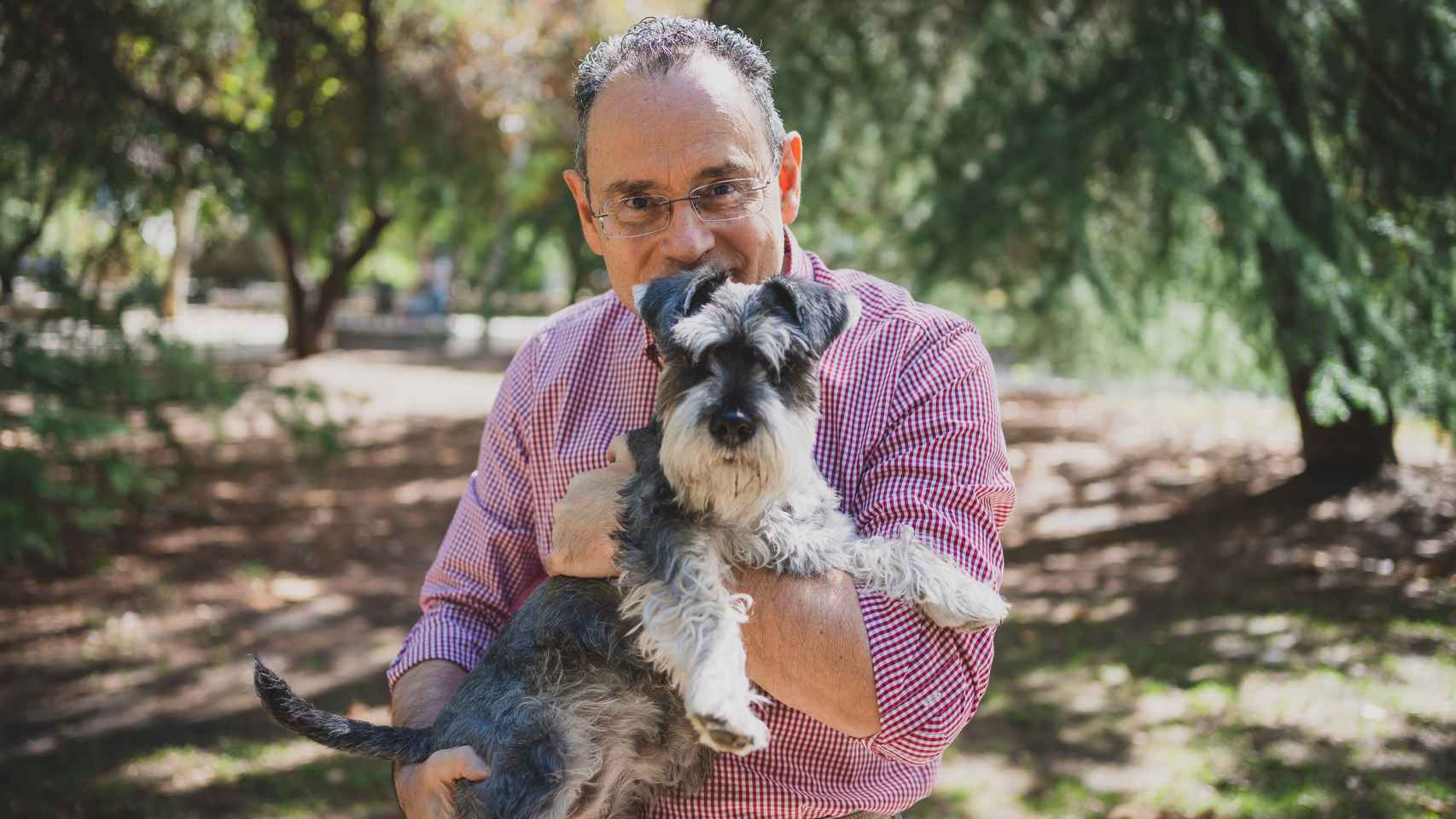 El coronel Baños abraza a su perra Kyra, compañera infatigable de paseos por Madrid