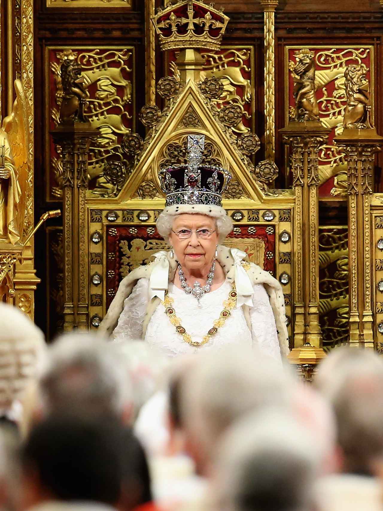 La reina Isabel con su la corona de regente.