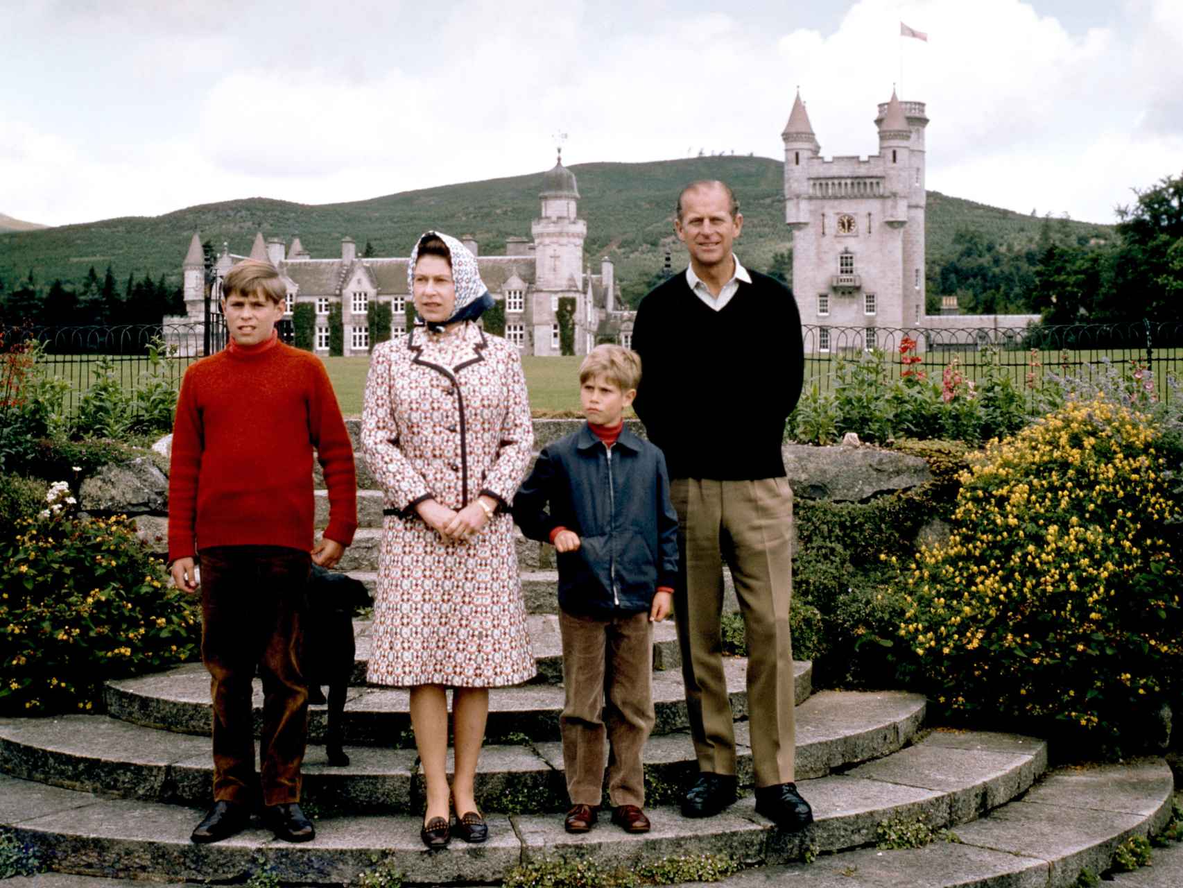 Isabel II con el duque de Edimburgo y sus hijos Andrés y Eduardo.