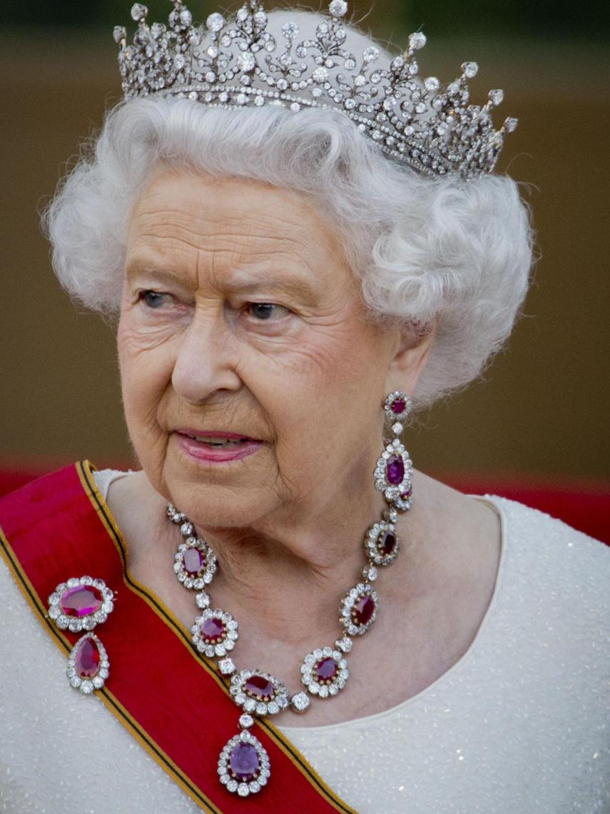 La reina Isabel II con algunas de sus piezas más valiosas del joyero real.