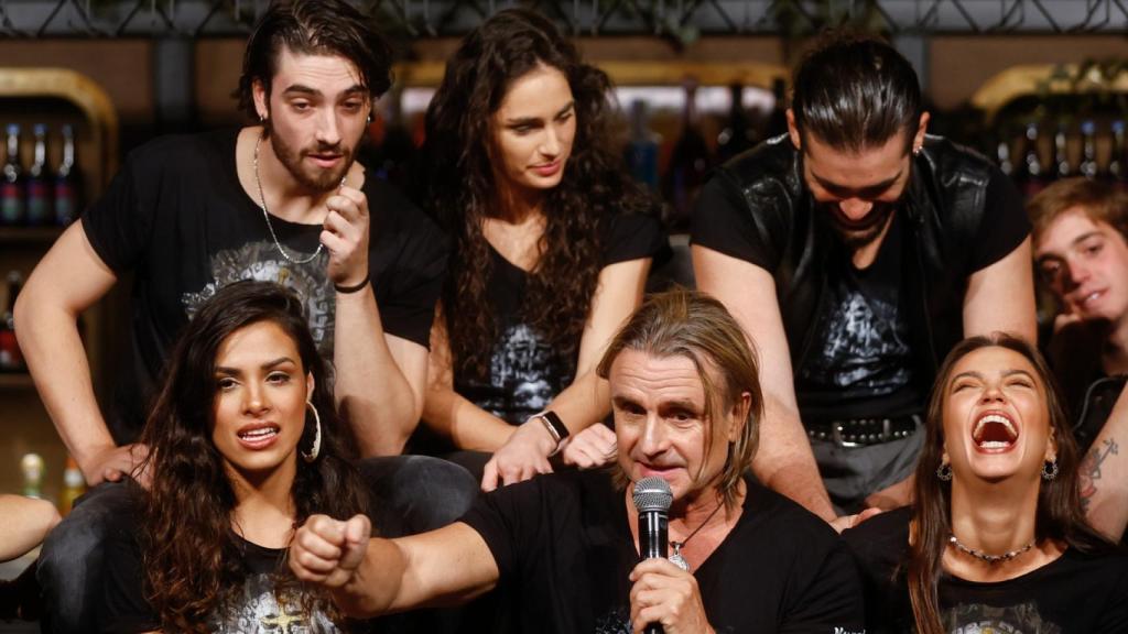 Nacho Cano con parte de su elenco presentando Malinche en Ifema.