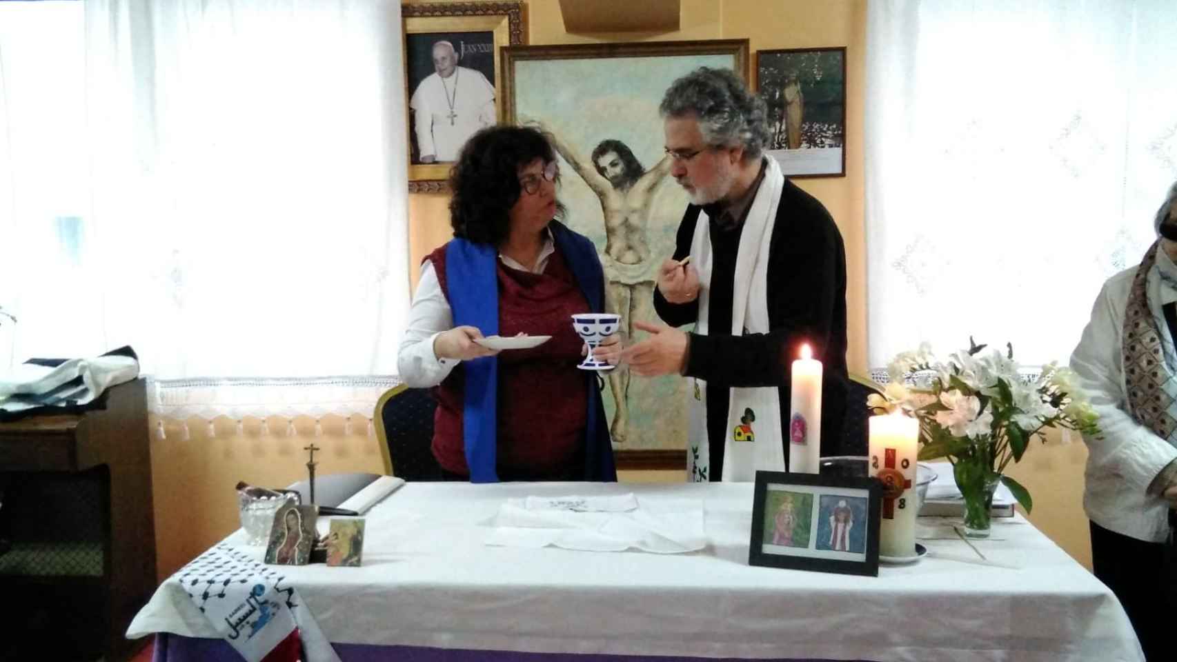 Victorino Pérez y Cristina Moreira oficiando misa en Codeli.