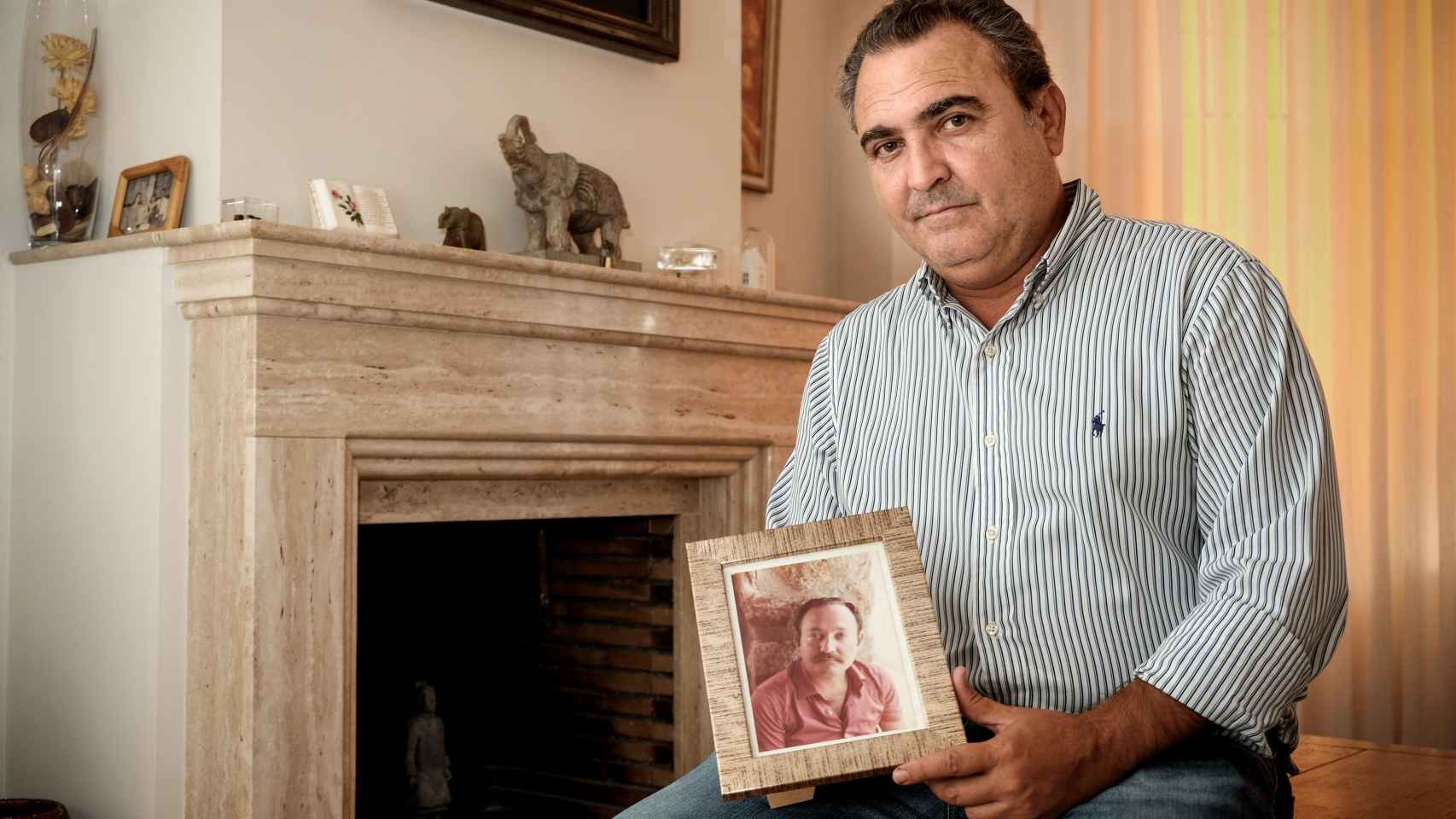 Rafael Padura, en su domicilio, con una foto de su padre.