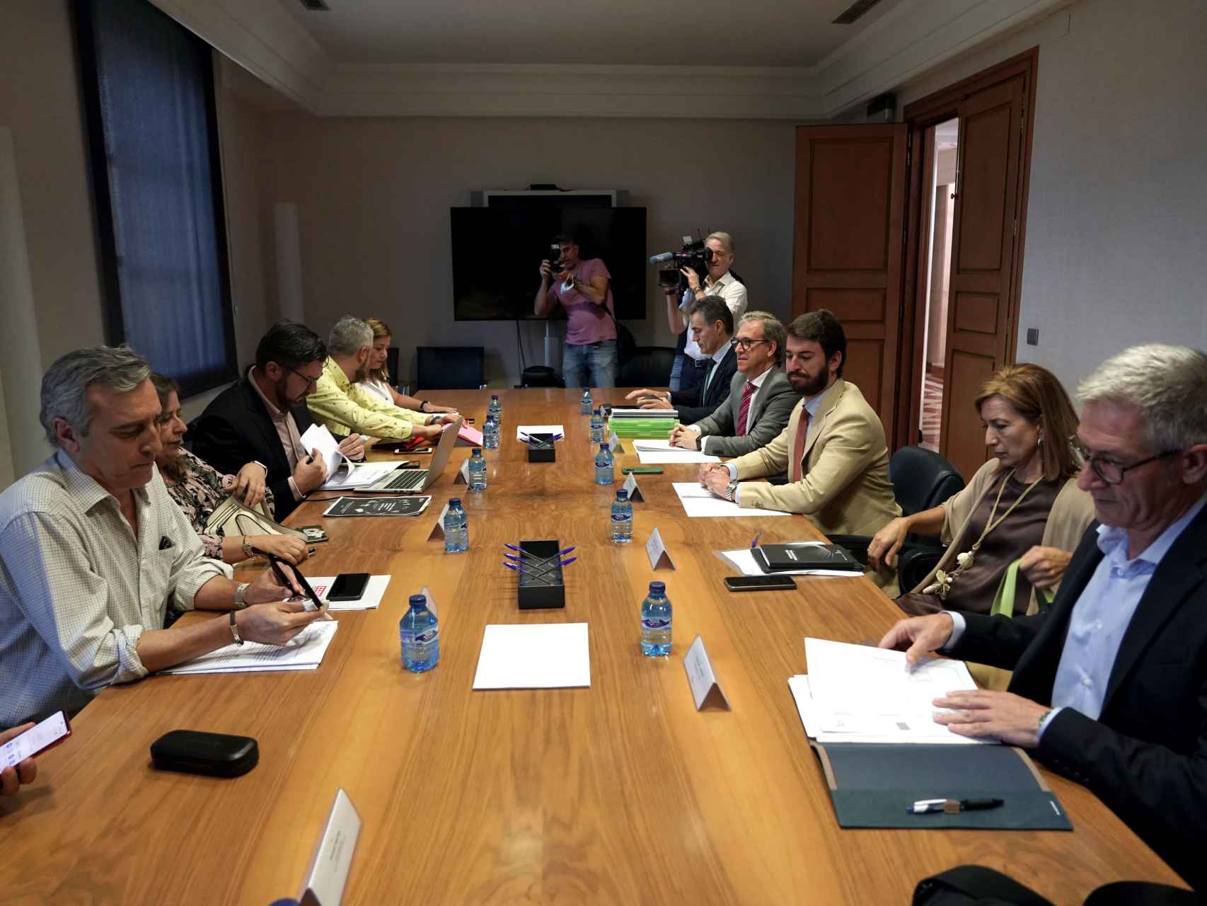 La última reunión del Diálogo Social, el pasado mes de julio, con presencia del vicepresidente, Juan García-Gallardo, el consejero de Industria, Mariano Veganzones, y los representantes de los sindicatos.
