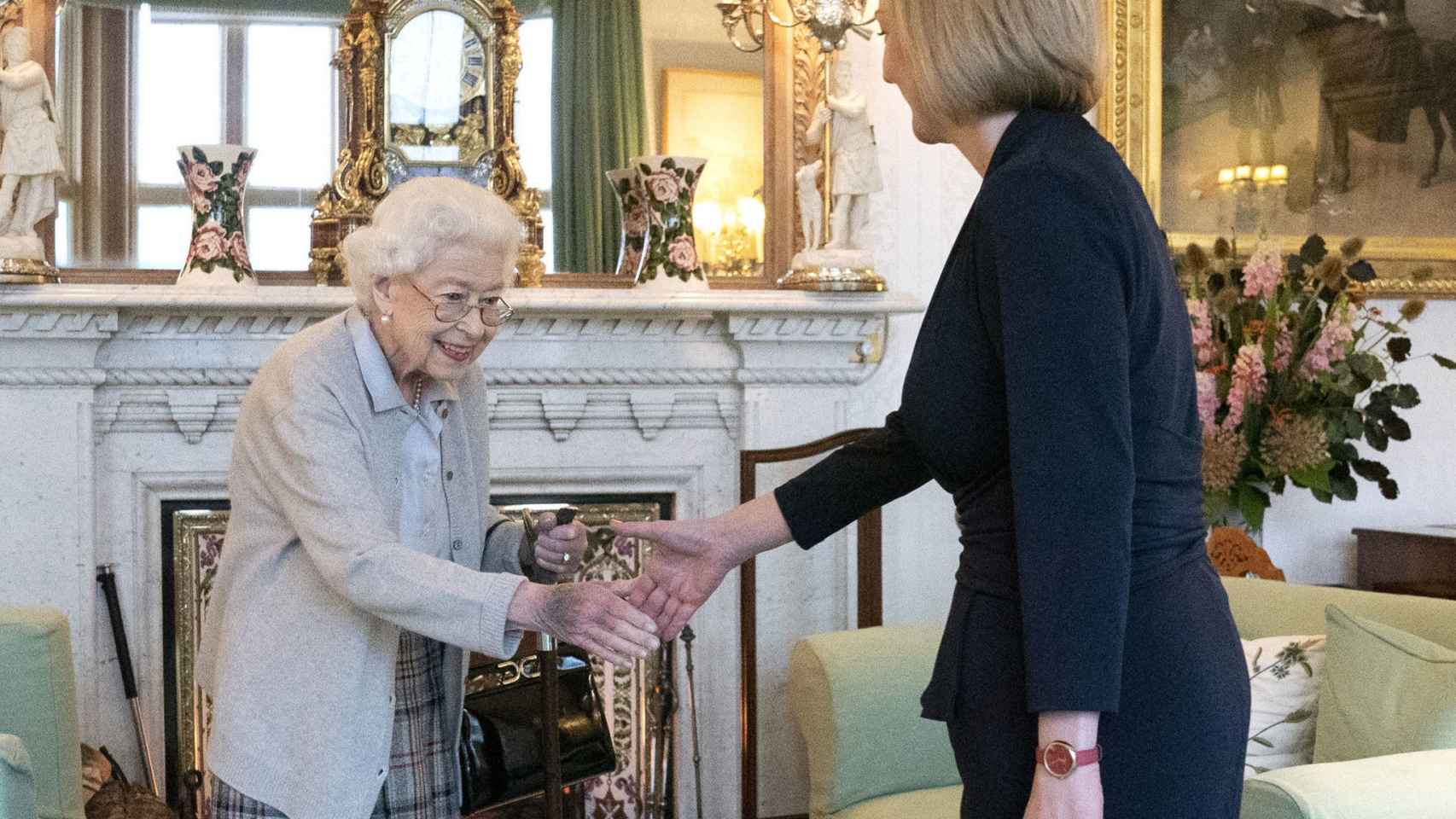 La reina Isabel II recibiendo a Liz Truss en Balmoral.