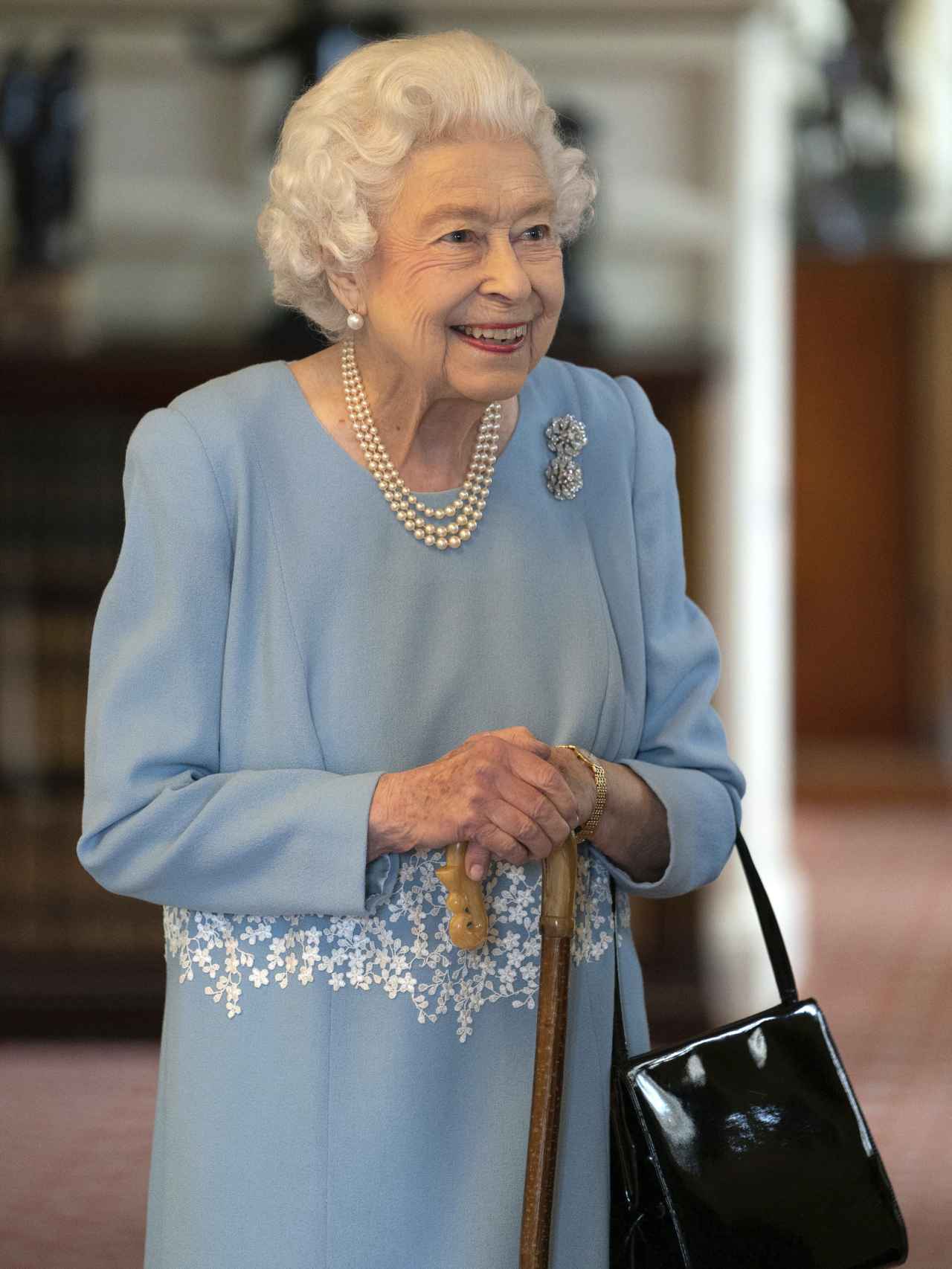 Isabel II siempre elegía un bolso negro para combinar sus 'looks'.