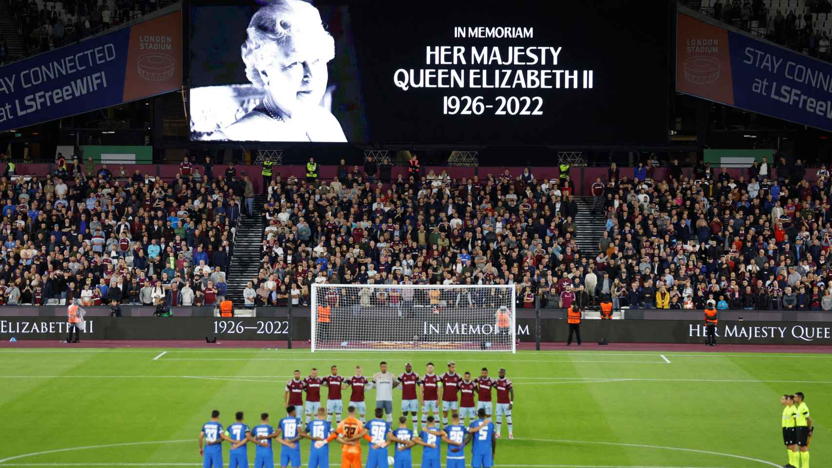 Minuto de silencio por la muerte de Isabel II en el estadio del West Ham, en Londres
