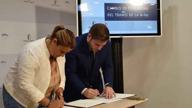 Tita García y Nacho Hernando durante la firma del acuerdo este viernes en Talavera.