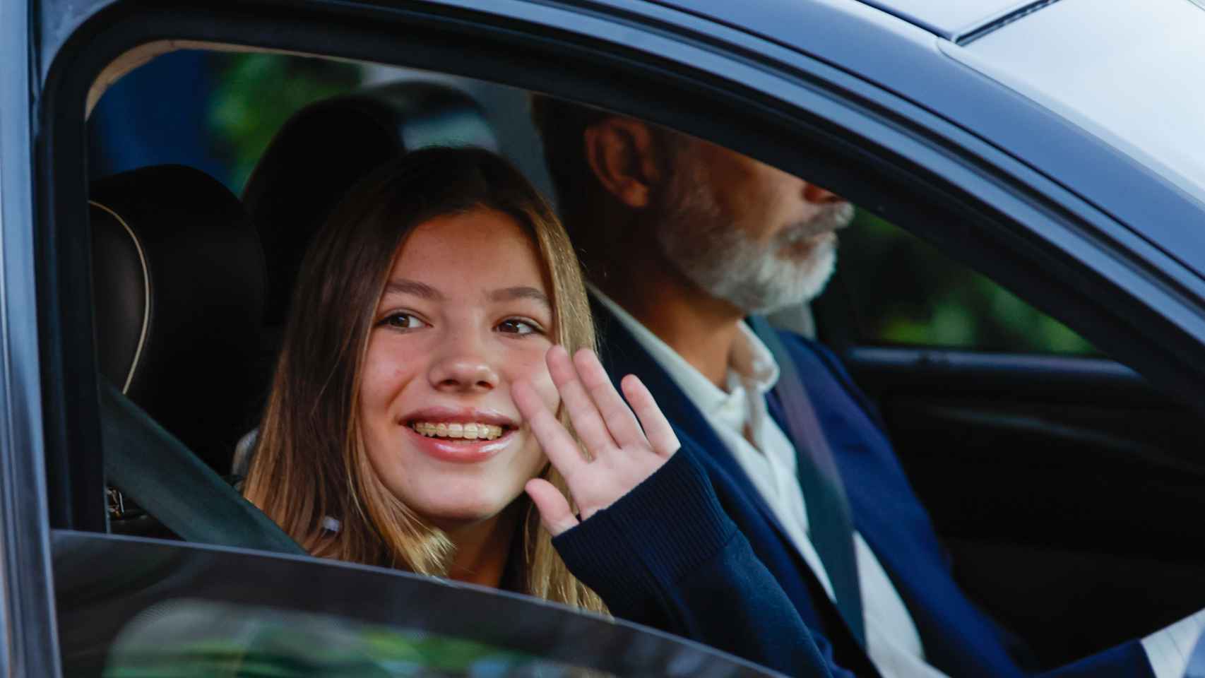 La infanta Sofía saluda dentro del coche en su primer día de colegio.