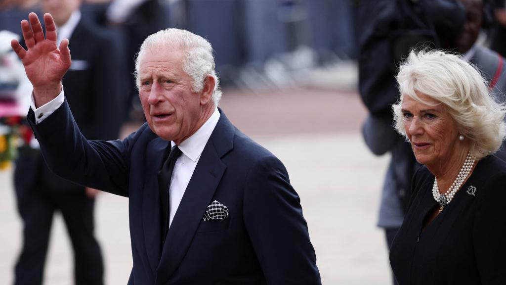 Carlos III junto a su mujer, la reina consorte, Camila, el pasado viernes en Londres.