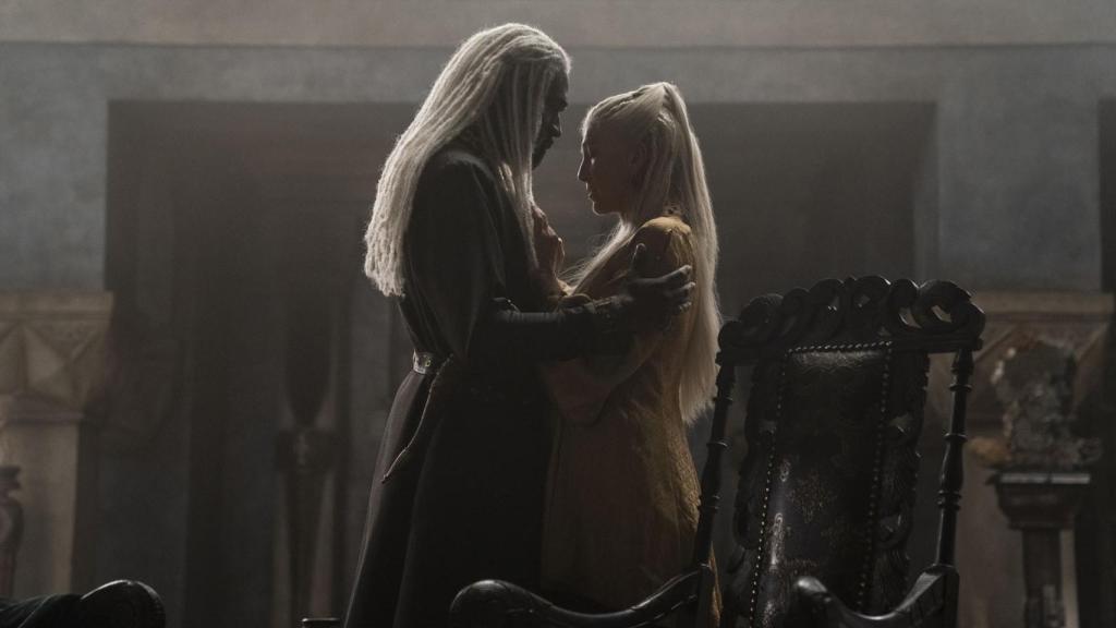 Lord Corlys Velaryon y Rhaenys Targaryen en 'La casa del dragón'.