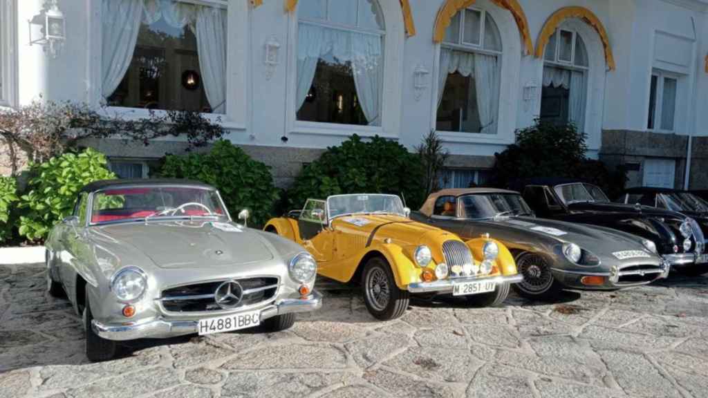 Varios coches clásicos del rally Terras do Incio aparcados en el Gran Hotel La Toja.