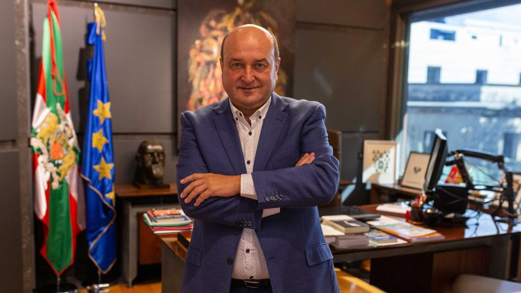 Andoni Ortuzar en su despacho de Sabin Etxea en Bilbao - Javi Julio