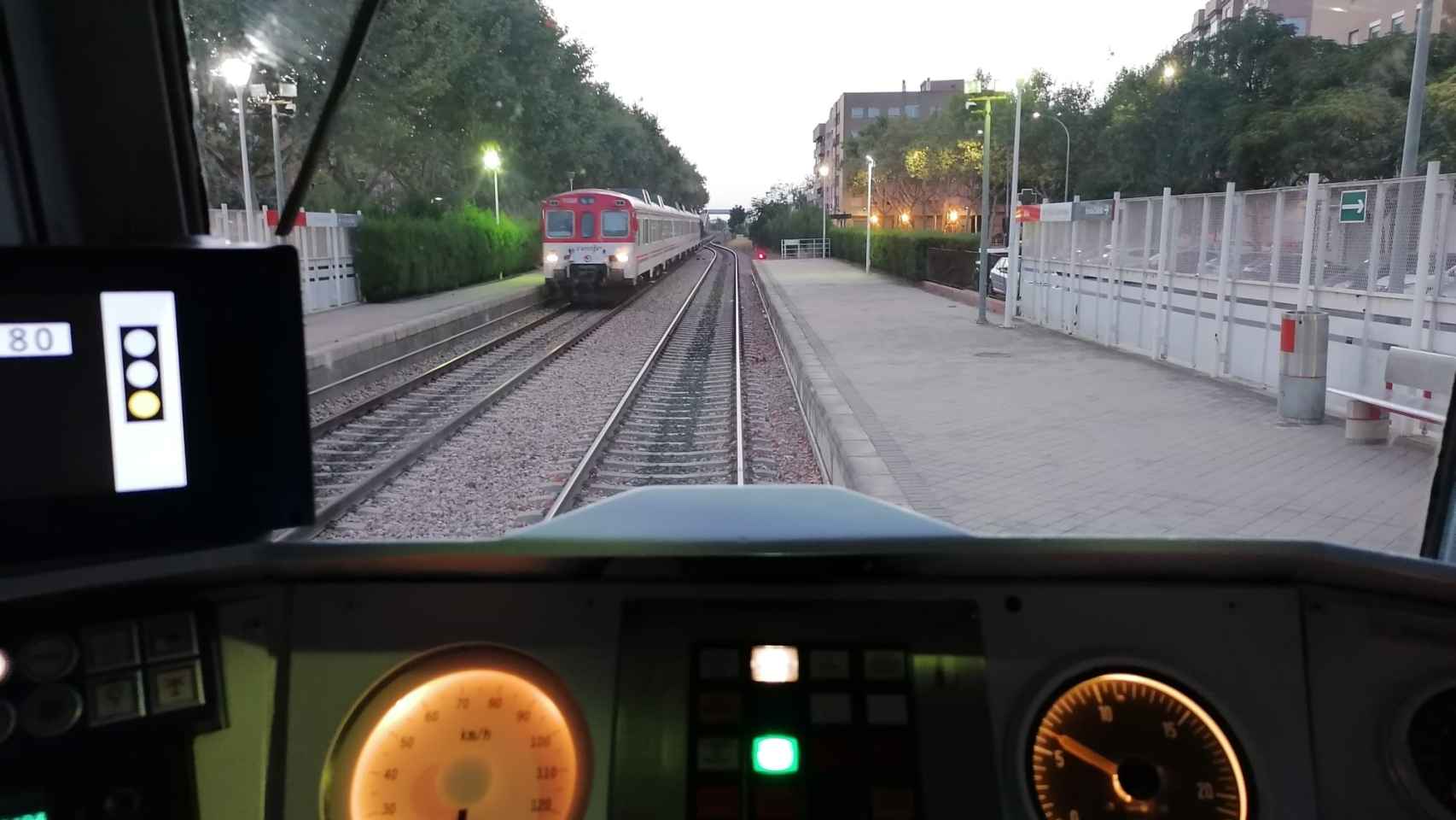 Campo visual de un maquinista desde la cabina de un tren.