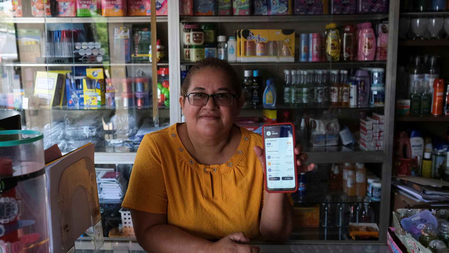 Gloria Barcia muestra su monedero de bitcoin en su tienda en el pueblo de Conchagua, cerca del sitio proyectado para la 'Ciudad Bitcoin'.