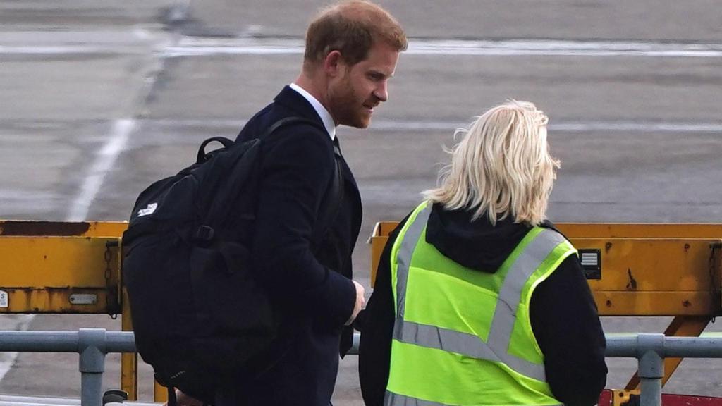 El príncipe Harry en el aeropuerto de Aberdeen tras la muerte de su abuela.