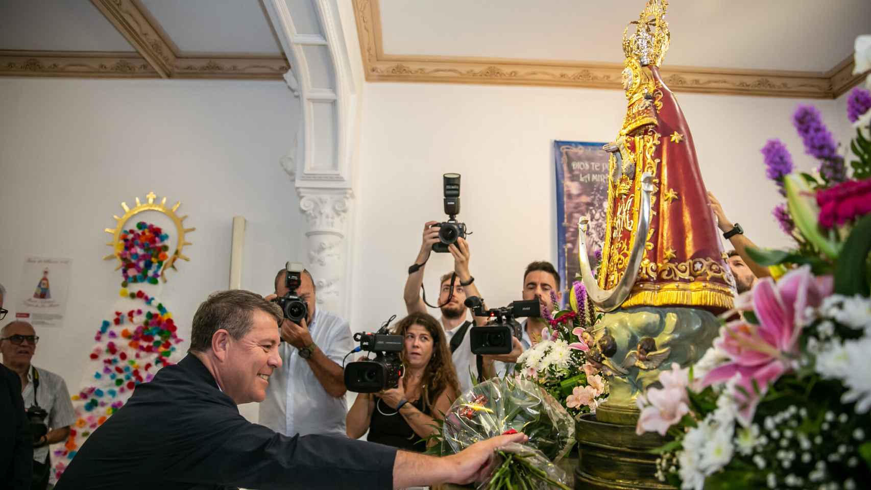 Emiliano García-Page visita el camarín de la Virgen de los Llanos. Foto: JCCM.