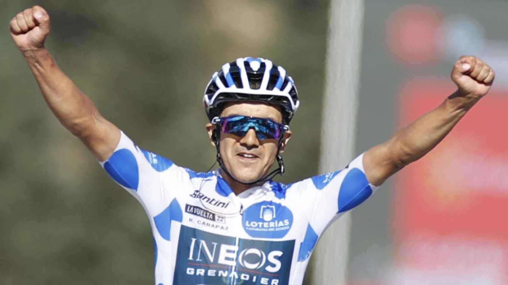 Richard Carapaz levanta las manos en la meta de Navacerrada y gana la 20ª etapa de La Vuelta 2022